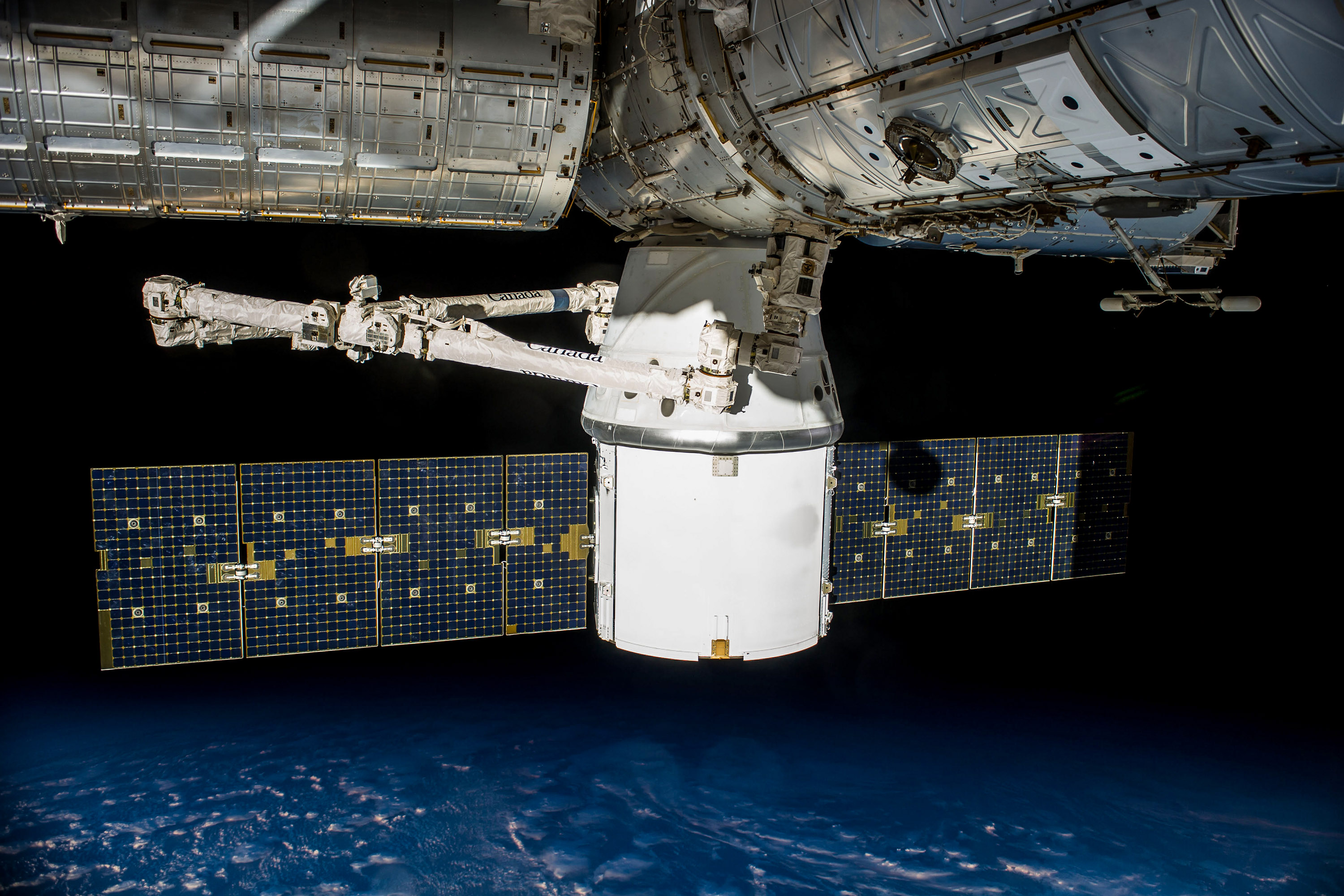 Грузовой, возвращаемый, корабль Дракон (Dragon) компании SpaceX, пристыкован к МКС