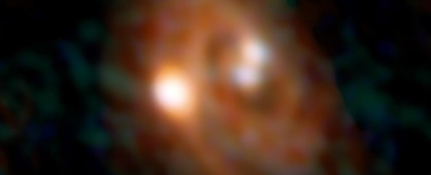 Новости астрономии: Впервые астрономы увидели процесс формирования звезд в тройной звездной системе.
