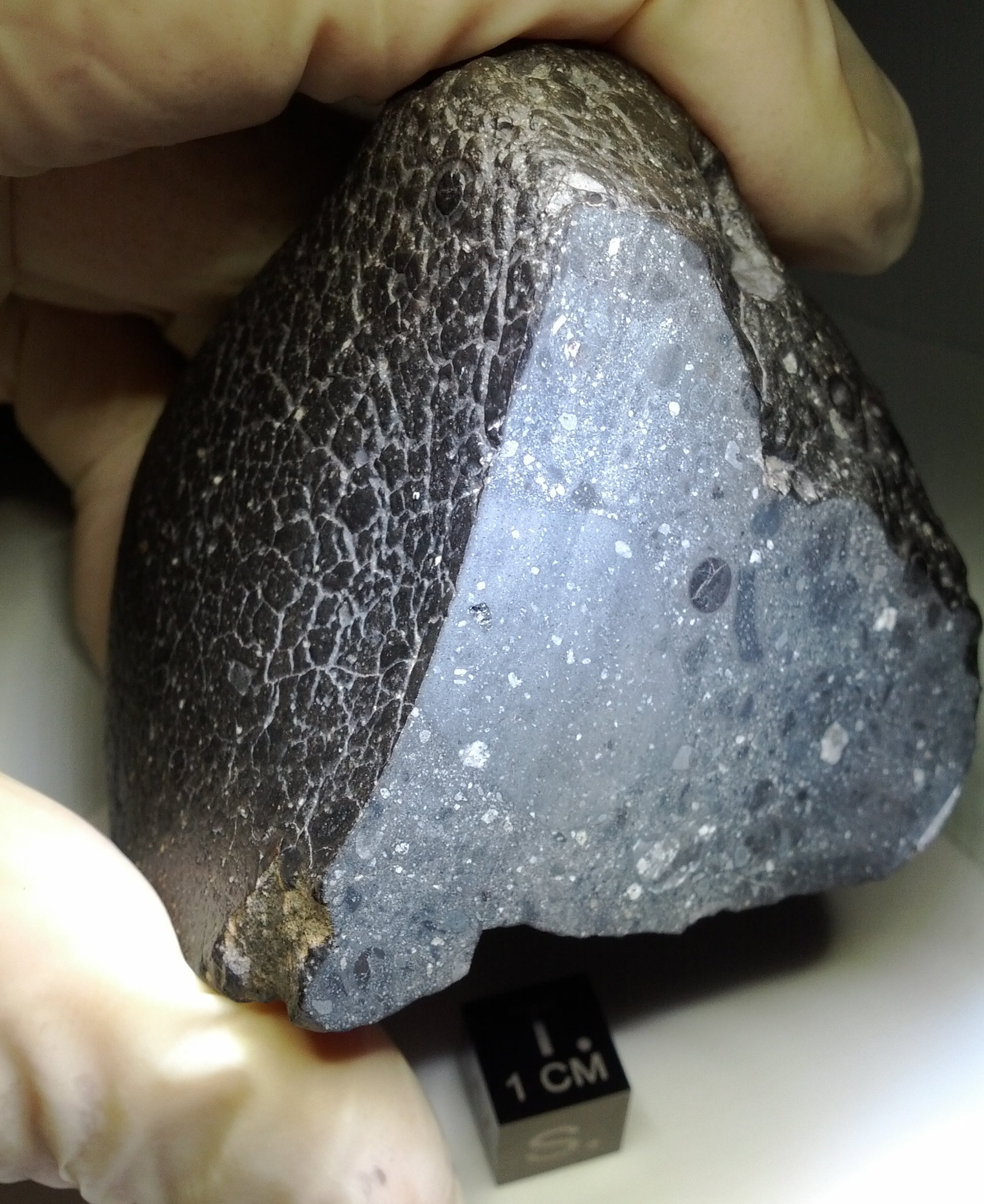 Базальтовые метеориты распространены в Солнечной системе. Этот образец с Марса - северо-западная Африка (NWA) 7034, получивший прозвище «Черная красавица» - имеет относительно большое количество воды в нем.