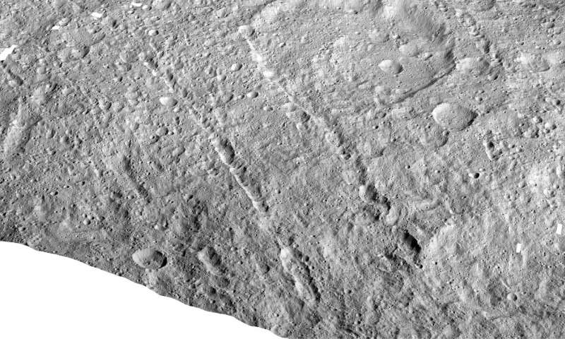 Это изображение, сделанное с космического корабля NASA «Рассвет», показывает ямы на карликовой планете Церера