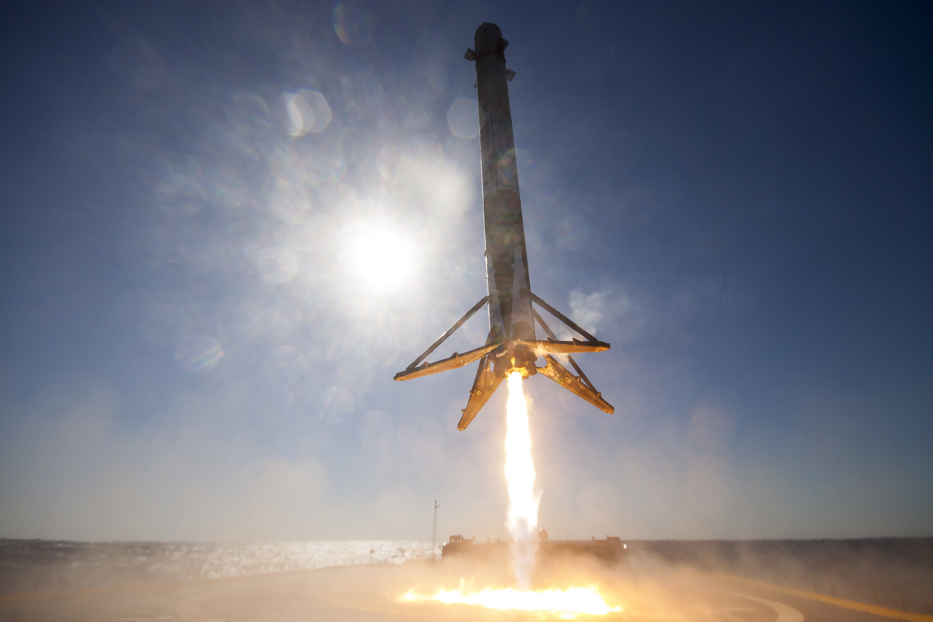 Первая ступень космического корабля Фалькон 9 (Falcon 9) садится на роботизированную баржу