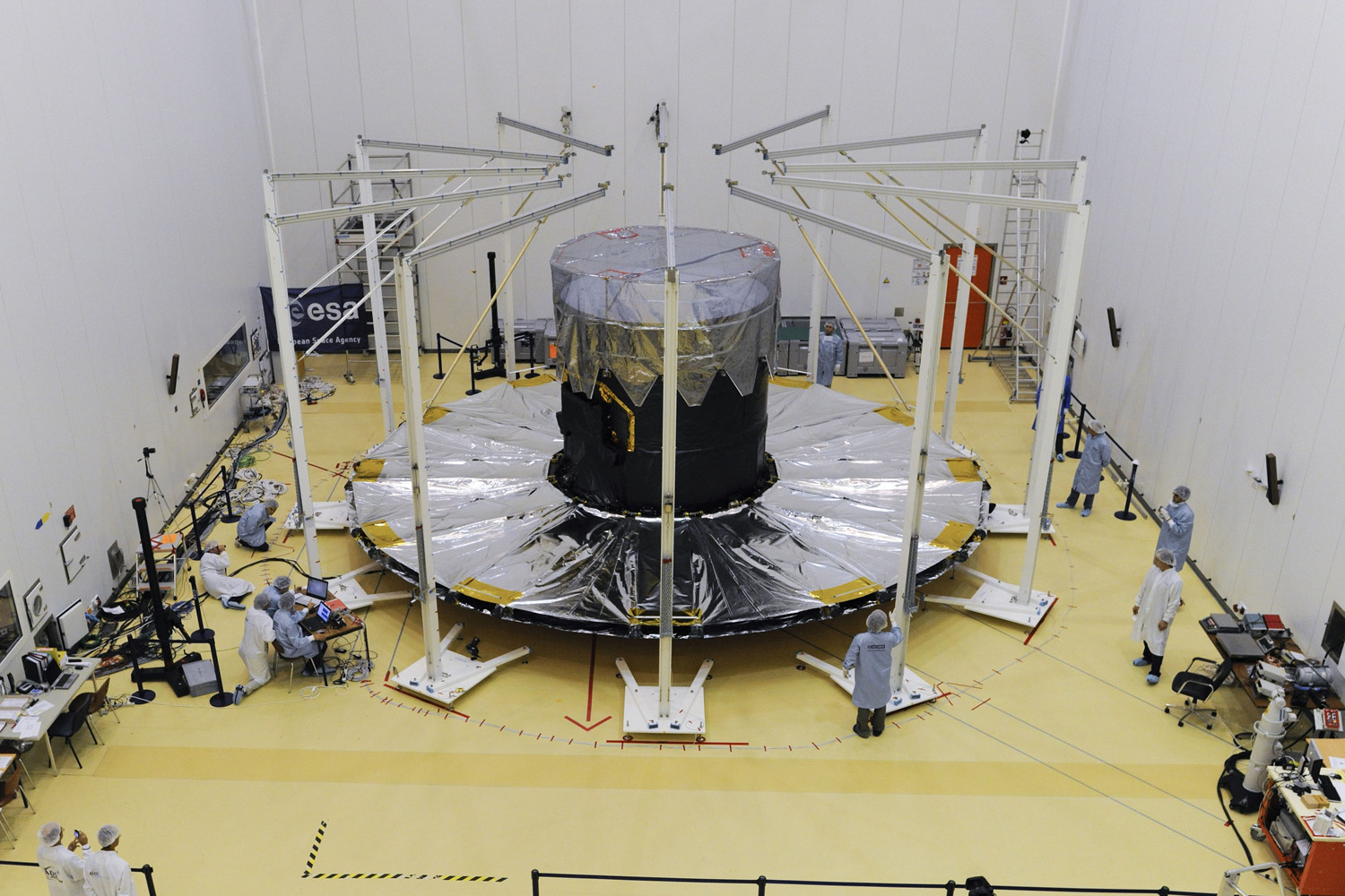 Сравнительный размер космического телескопа Гайя (Gaia) при подготовке к запуску.