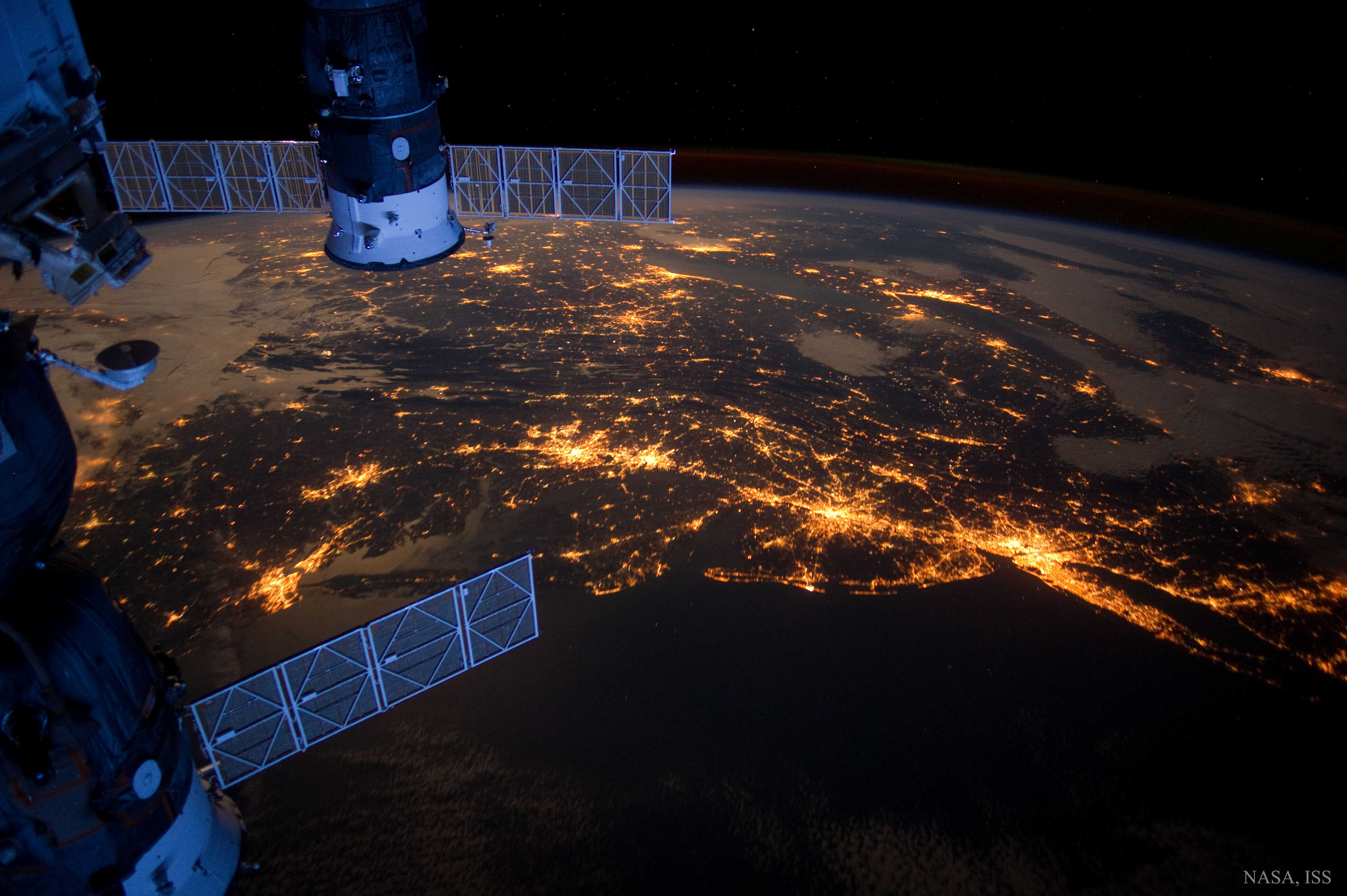 Вид из МКС на ночной северовосточный мегаполис США: Нью-Йорк, Филадельфия, Балтимор, Вашингтон, Ричмонд и Норфолк