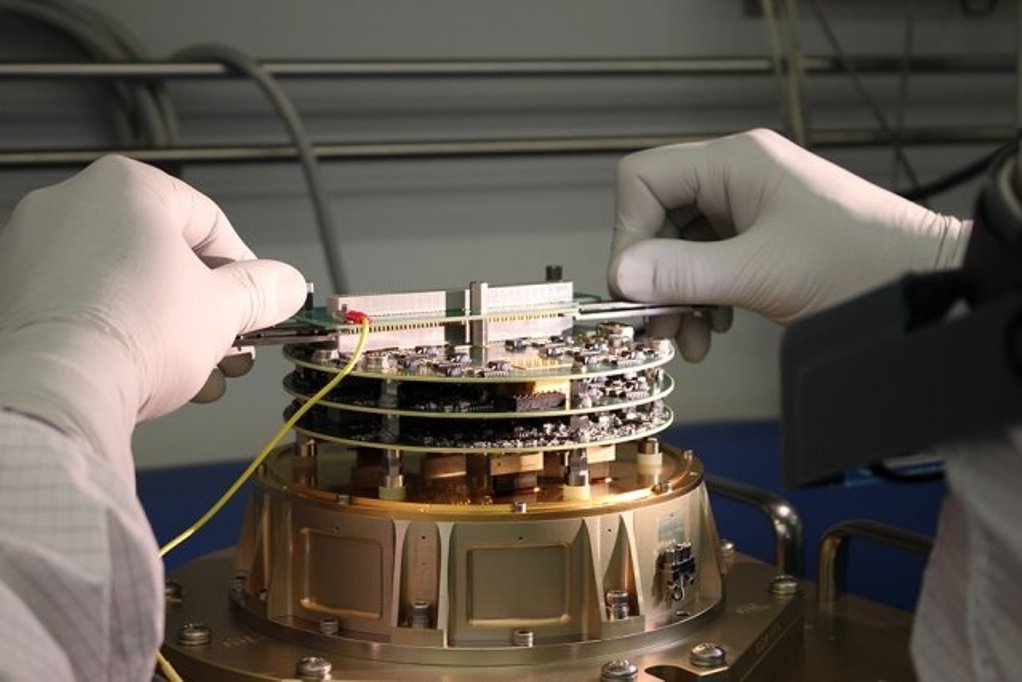 Набор электроники камеры на одной из камер TESS, разработанные институтом астрофизики и космических исследований MIT Kavli (MKI), будет передавать данные с помощью компьютера, на котором будет обрабатывать его, прежде чем передать его обратно ученых на Земле.