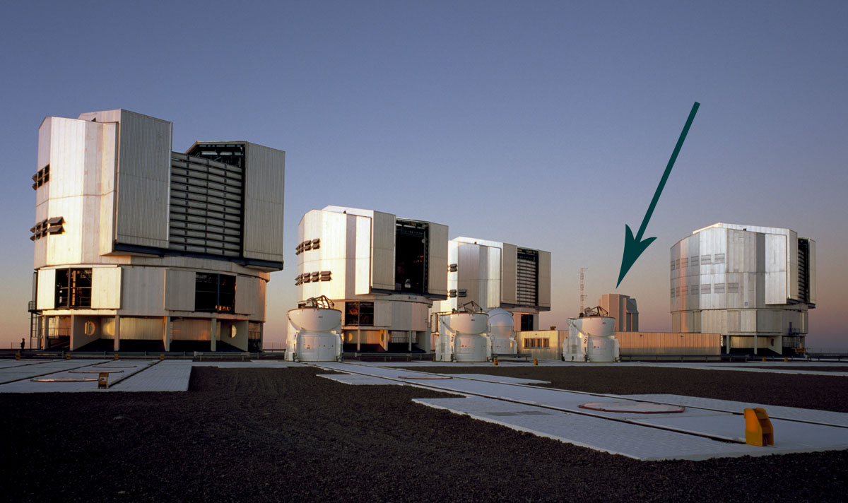 ESO VLT Survey Telescope (VST) отмечен стрелкой.