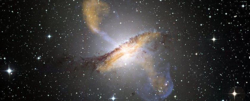 Как обнаружили странную физику струй из сверхмассивных черных дыр