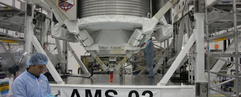 Новости космоса: Данные прибора AMS, установленного на МКС, предполагают наличие неизвестного источника позитронов.