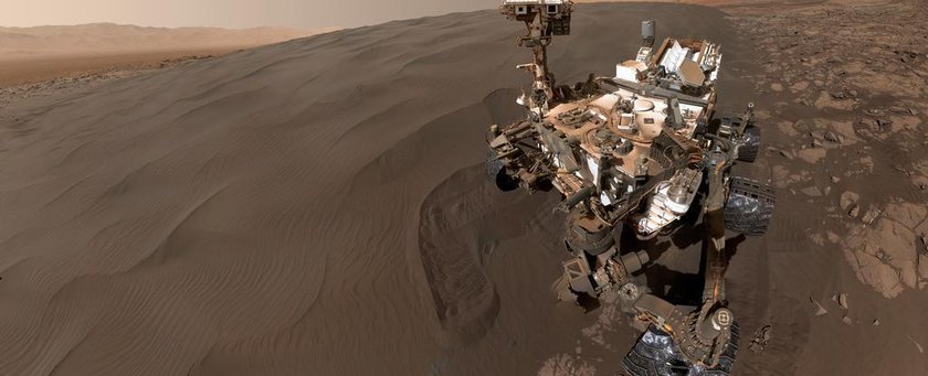 "Селфи" Кьюриосити на фоне горы Шарп и марсианского песка. UltraHD (10519х7021)