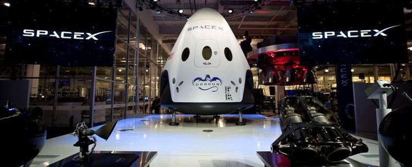 SpaceX Dragon испытания пилотируемого космического корабля отложены