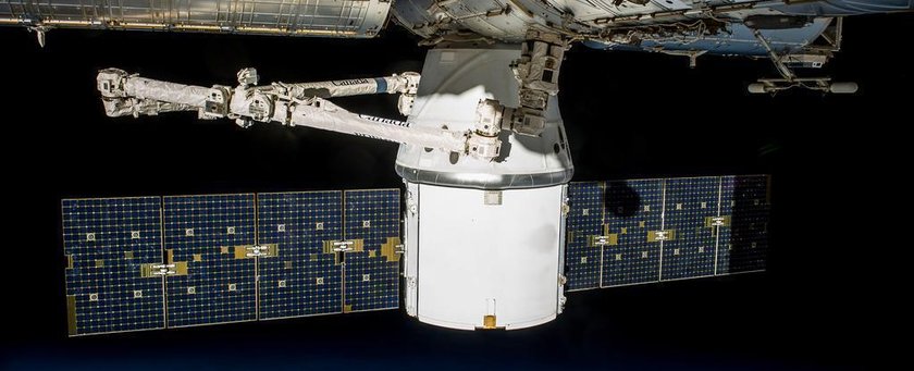Космический грузовой корабль Dragon пристыкованный к МКС (3000х2000)