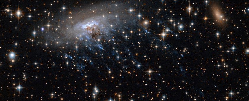 Великий Аттрактор разрывает галактику ESO 137-001. (3460х2305)