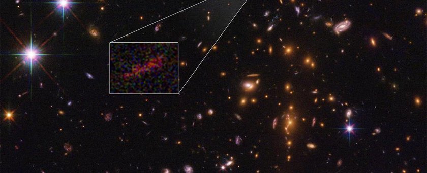 Хаббл и Спитцер объединяются, чтобы найти увеличенный и вытянутый образ далекой галактики
