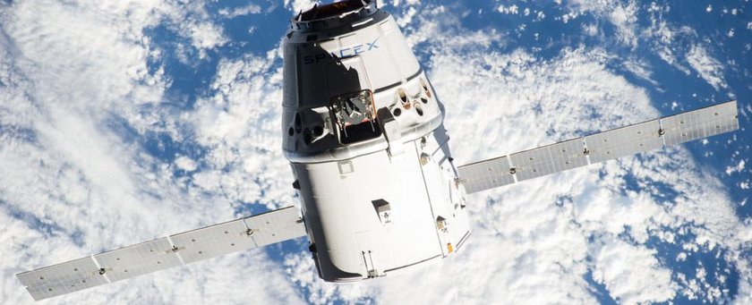 Грузовой корабль "Dragon" компании SpaceX фото с МКС. (4256х2832)