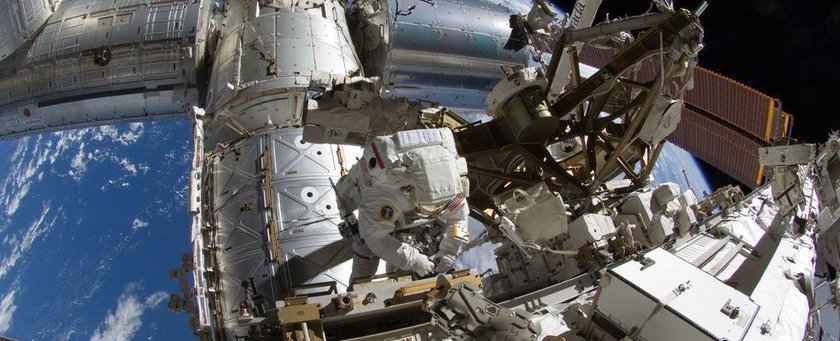 32-я миссия МКС, Сунита Уильямс за работой в открытом космосе. (4288х2848)