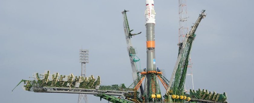 Ракета с транспортным пилотируемым кораблём «Союз МС-08» установлена на старте