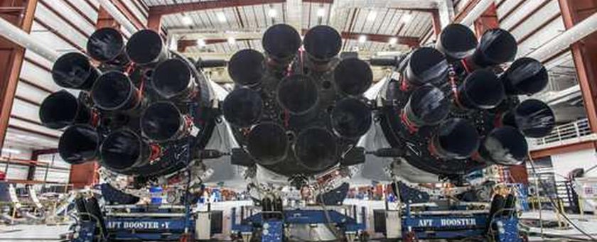 SpaceX представляет новую ракету Falcon Heavy и отправляет электрокар Tesla в космос